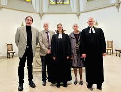 Quelle: BNN Badische Neueste Nachrichten vom 22.09.2025, Andrea Röthe Das Foto zur Gottesdiensteinührung von Pfarrerin Annette Weippert zeigt von links nach rechts Markus Kohlbecker, Thomas Müller, Annette Weippert, Susanne Voegler und Christian Link in der Stadtkirche Baden-Baden